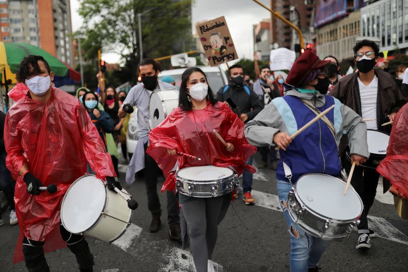 Manifestantes participan en las protestas contra un proyecto de reforma fiscal del Gobierno del presidente Iván Duque, en Bogotá