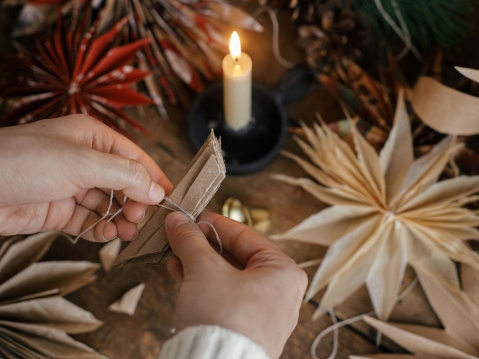 Für eine gemütliche Weihnachtsstimmung zu Hause braucht es nicht viel. (Bild: Bogdan Sonjachnyj/Shutterstock.com)