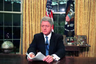El presidente Bill Clinton habla a la prensa sobre la guerra en los Balcanes y los bombardeos de la Otan, sobre Kosovo, el 24 de marzo de 1999. Pool/Getty Images