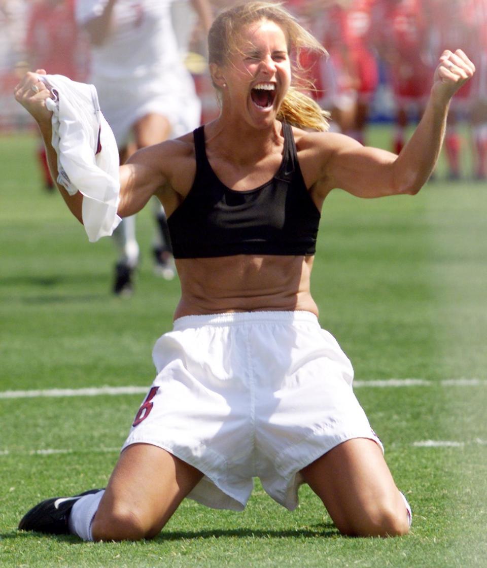 PASADENA, :  Brandi Chastain of the US shouts after falling on her knees after she scored the last goal in a shoot-out in the finals of the Women's World Cup with China at the Rose Bowl in Pasadena, California 10 July 1999. The US won 5-4 on penalties.  (ELECTRONIC IMAGE) AFP PHOTO/HECTOR MATA (Photo credit should read HECTOR MATA/AFP/Getty Images)