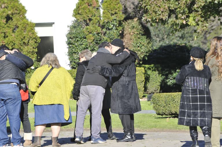 Miguel Romano, el peluquero que llegó a peinar a estrellas como Susana Giménez, Nacha Guevara, Graciela Borges, Tita Merello, Sophia Loren y hasta el mismísimo Freddie Mercury durante la visita del grupo Queen a la Argentina, en 1981, recibió el apoyo y la contención de colegas y amigos durante el último adiós a su esposa