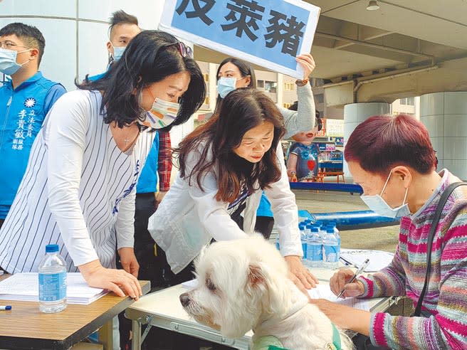 國民黨文傳會副主委李永萍（右二）6日下午在汐止火車站前設攤，邀來往民眾加入「反萊豬」公投連署。（王揚傑攝）