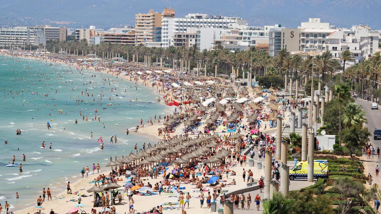 Hotels am Strand von El Arenal: Mallorca fürchtet eine Wiederholung des Supersommers 2018 in Deutschland. Foto: Clara Margais