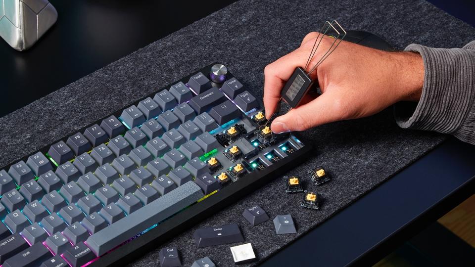 Corsair K65 PLUS WIRELESS鍵盤採75%比例配置，對應鍵軸熱插拔更換、多種連接方式