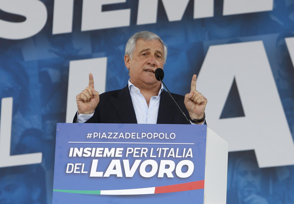 Sul palco di Piazza del Popolo il vicepresidente di Forza Italia, Antonio Tajani, la leader di Fratelli d'Italia, Giorgia Meloni, e Matteo Salvini.