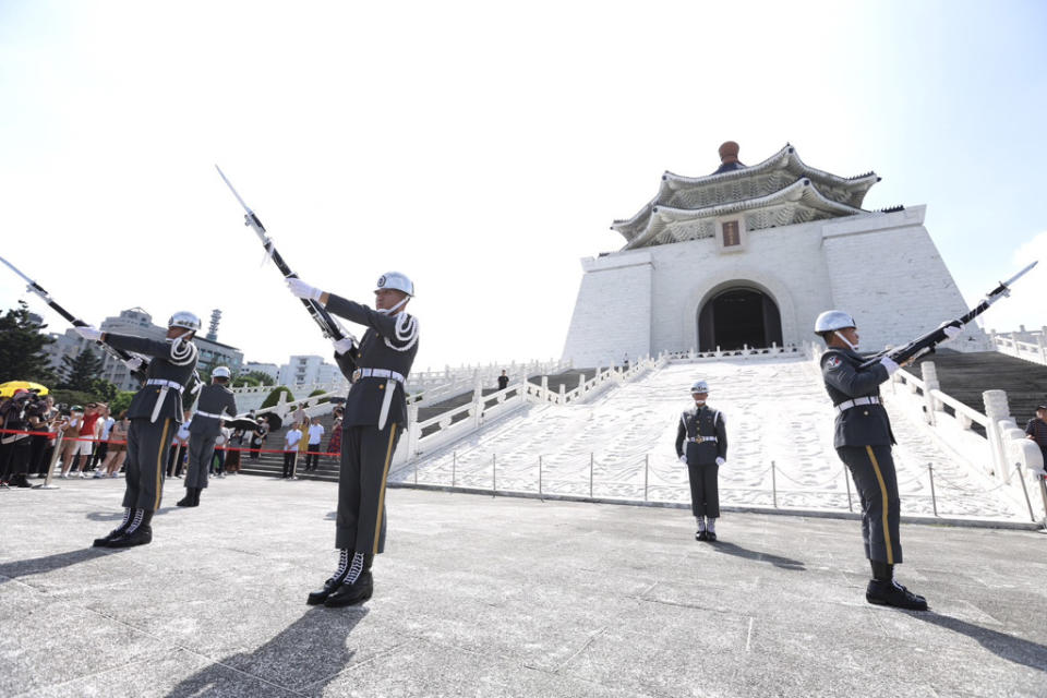 中正紀念堂國軍儀隊15日起移出中正紀念堂蔣介石銅像大廳，結束歷時44年的銅像大廳站哨與交接展示，改至民主大道實施儀隊訓練展示，如遇雨天則不實施。圖為禮兵長及禮兵2員各1組，分別自主堂體1樓左右兩側門沿環堂道路（大孝門西段及大忠門東段），配合巡查至民主大道實施儀隊訓練展示。（陳俊吉攝）