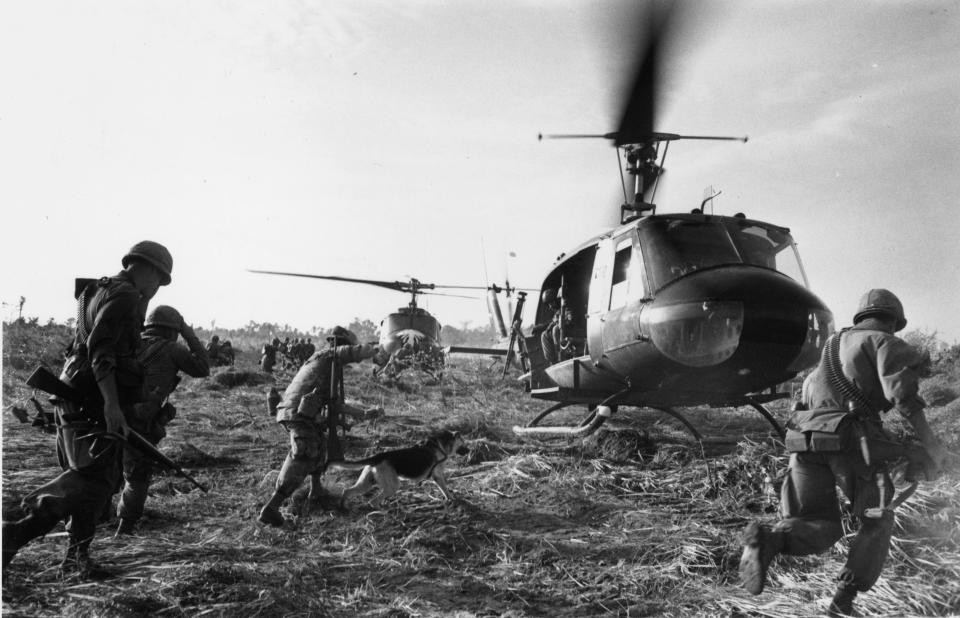 <p>US troops running towards a Bell (UH 1) Huey helicopter and crew in the Tay Ninh area of Vietnam. (Photo: Terry Fincher/Daily Express/Hulton Archive/Getty Images) </p>