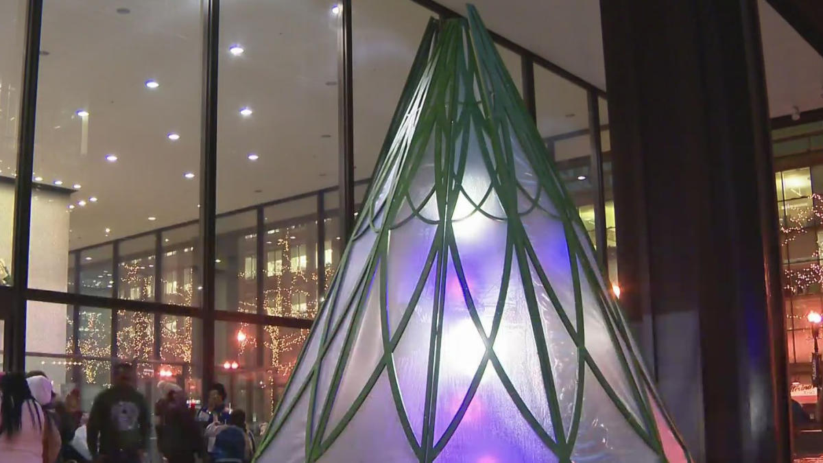 Chicago tree lighting honors victims of violence