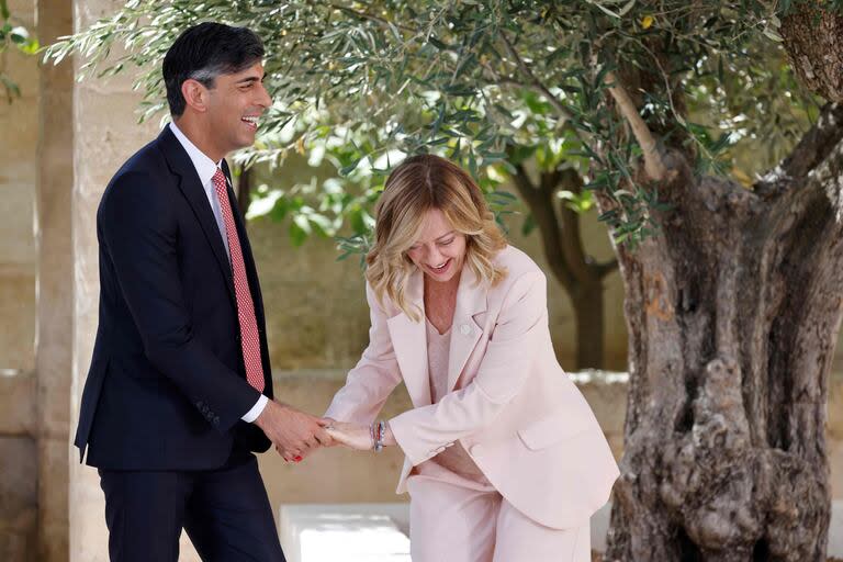 El primer ministro británico Rishi Sunak es recibido por la Primera Ministra de Italia, Giorgia Meloni, a su llegada al complejo Borgo Egnazia para la Cumbre del G7 organizada por Italia en la región de Apulia