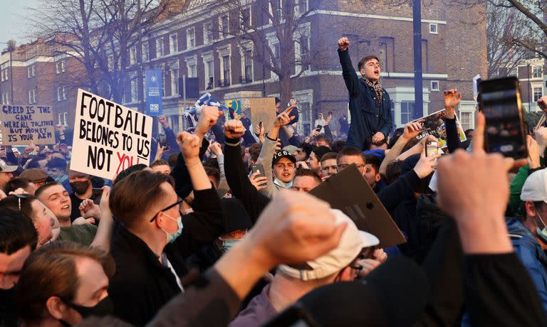 Hinchas ingleses protestan en Londres contra la Superliga europea