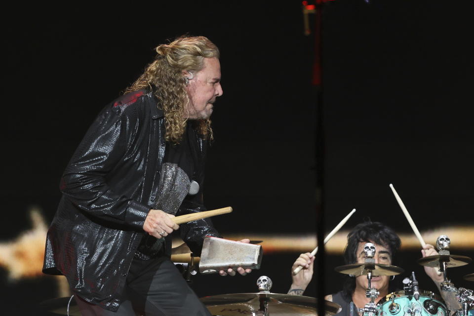 Fher Olvera, de la banda mexicana Maná, durante su presentación en el Festival Vive Latino en la Ciudad de México el domingo 17 de marzo de 2024. (Foto AP/Ginnette Riquelme)