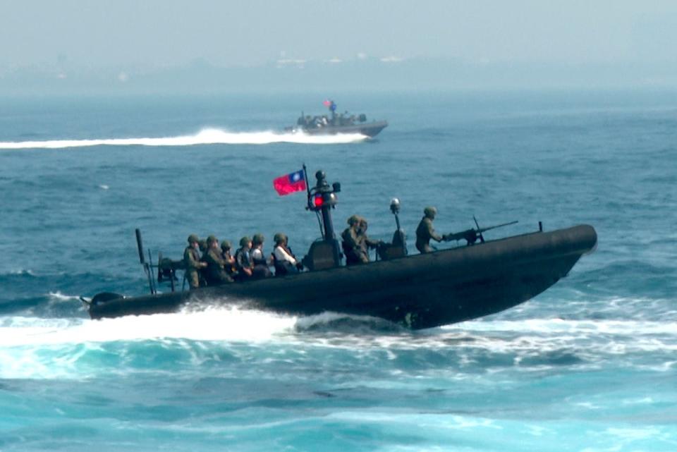 Ang mga assault boat ng Taiwan ay nakikibahagi sa mga naval drill sa Kaohsiung, Southern Taiwan (Copyright 2024 The Associated Press. All rights reserved)