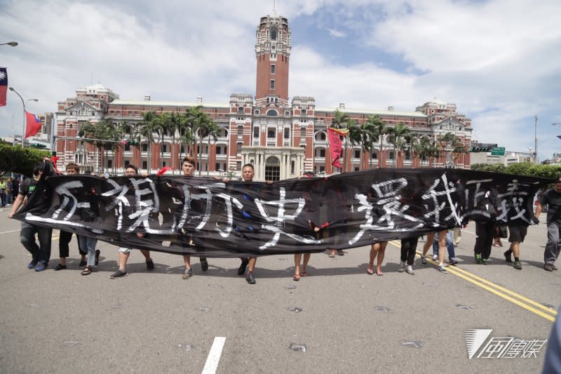 2016-08-01-蔡熒文向原住民抗議-原民團體高舉布條抗議-曾原信攝