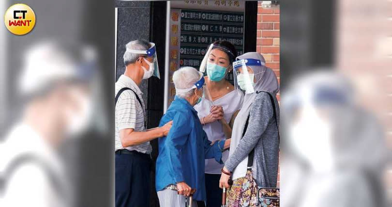 在台北中興醫院時，有位95歲的婆婆和賈永婕分享打疫苗的狀況，她也開心地回應。（圖／本刊攝影組）