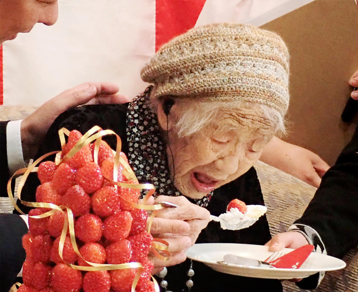 TOPSHOT - Kane Tanaka, a 116-year-old Japanese woman, celebrates with the official recognition of Guinness World Records' world's oldest verified living person in Fukuoka on March 9, 2019. (Photo by JIJI PRESS / JIJI PRESS / AFP) / Japan OUT        (Photo credit should read JIJI PRESS/AFP via Getty Images)