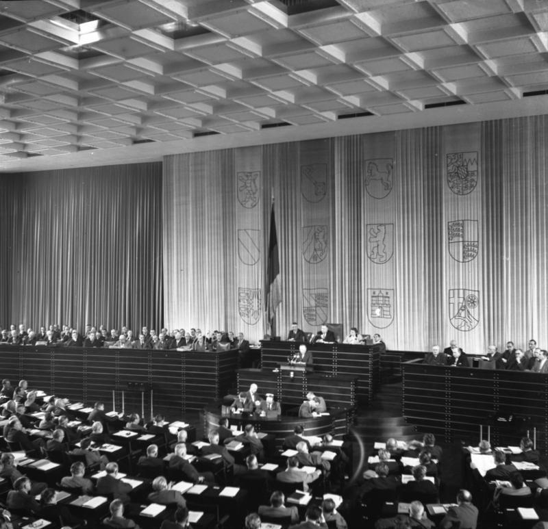 Eine Sitzung des Bundestags im Januar 1952 (Bild: Bundesarchiv, B 145 Bild-F091457-0002 / Munker, Georg / CC-BY-SA 3.0)