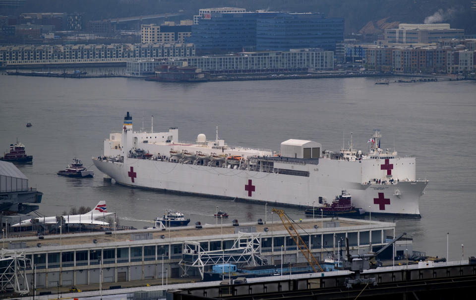 El barco hospital USNS Comfort de la Marina de Estados Unidos al llegar al puerto de Nueva York. (AP)