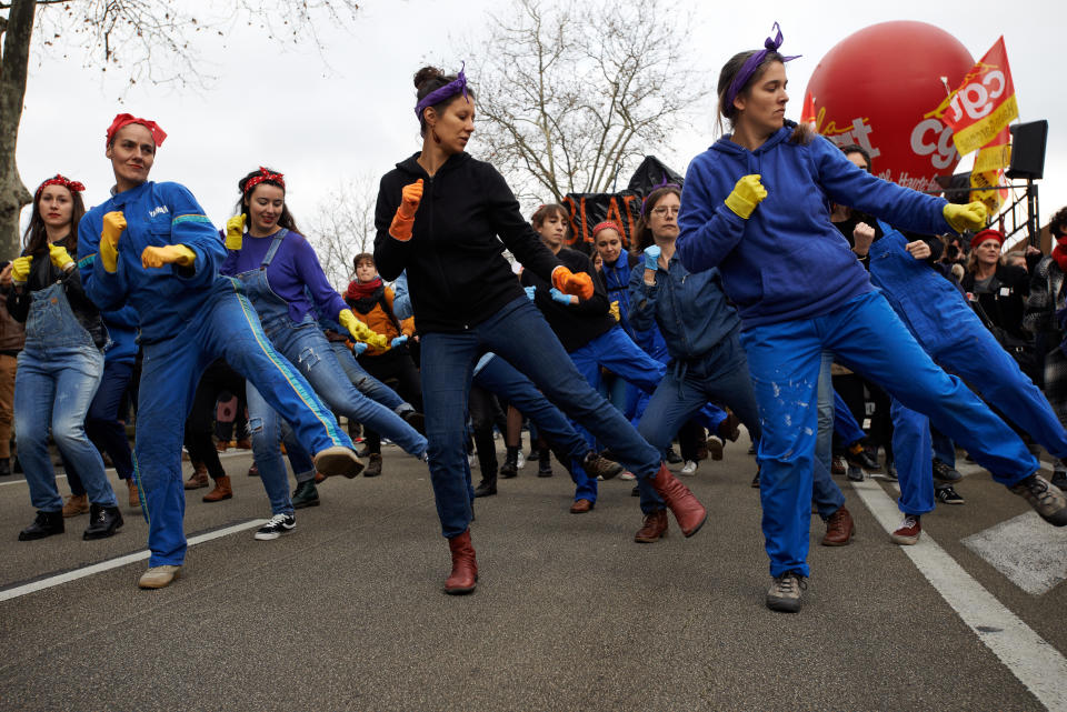 Des opposants à la réforme des retraites ont adapté les paroles de la chanson "À cause des garçons", renommée pour l'occasion "À cause de Macron". Pour que le flashmob soit complet, une chorégraphie et une tenue spéciale ont été ajoutées. 