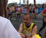 <p>Un participant du marathon de Londres a choisi de faire sa demande en mariage pendant la course. Le couple devrait se marier en fin d’année.<br>Crédit photo : Twitter cftrust </p>