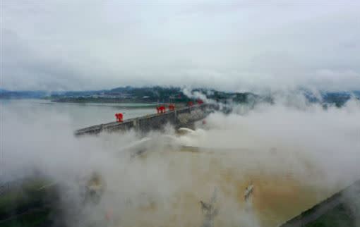三峽大壩洩洪，仍無法阻止水位上升。（圖／翻攝自三峽晚報微博）