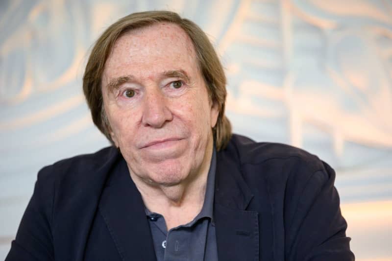 Günter Netzer, ehemaliger Fußballspieler, Unternehmer und TV-Experte, nimmt an einem Interview teil.  Der westdeutsche Weltmeister von 1974, Günter Netzer, wurde als Zeuge im Prozess gegen drei ehemalige Funktionäre des Deutschen Fußball-Bundes (DFB) geladen, denen Steuerhinterziehung im Zusammenhang mit der Weltmeisterschaft 2006 vorgeworfen wird.  Sebastian Kolnow/dpa