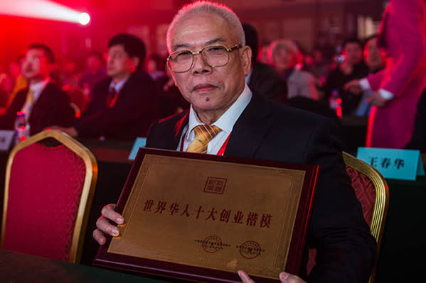 Master Chew and his award from World Chinese Venture Model Association.