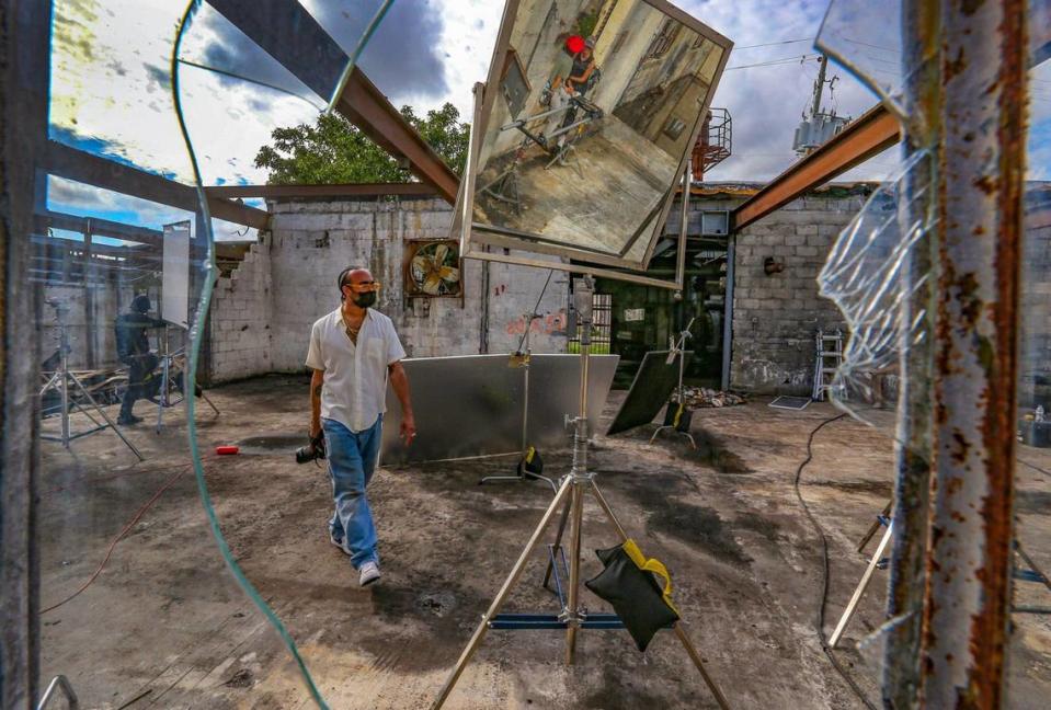 El fotógrafo de moda Jahmad Balugo se pasea por un plató en Factory Town, al este de Hialeah, para una sesión fotográfica de enero, para la marca WE-AR4. El promotor Avra Jain y sus socios están convirtiendo la antigua fábrica de colchones en un lugar de música, comida y entretenimiento.