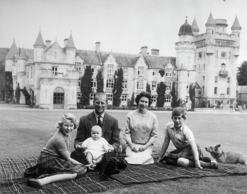 Queen Elizabeth at a Picnic with the Royal Family (Bettmann / Bettmann Archive)