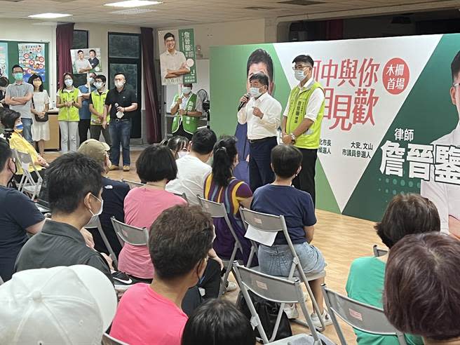 民進黨台北市長參選人陳時中今天到文山區與民進黨市議員參選人詹晉鑒共同舉辦見面會。（游念育攝）