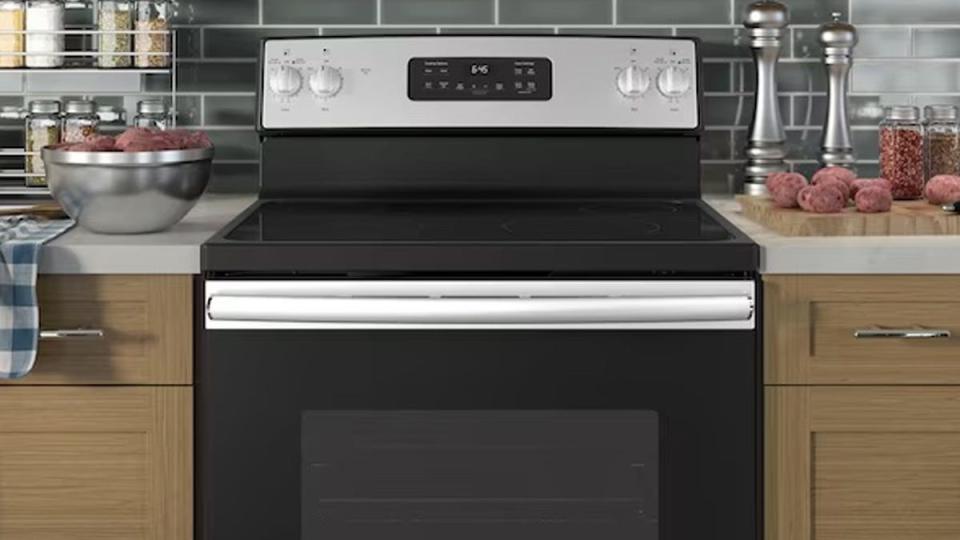 Update your home with these Lowe's appliance deals on ovens, washing machines and more.