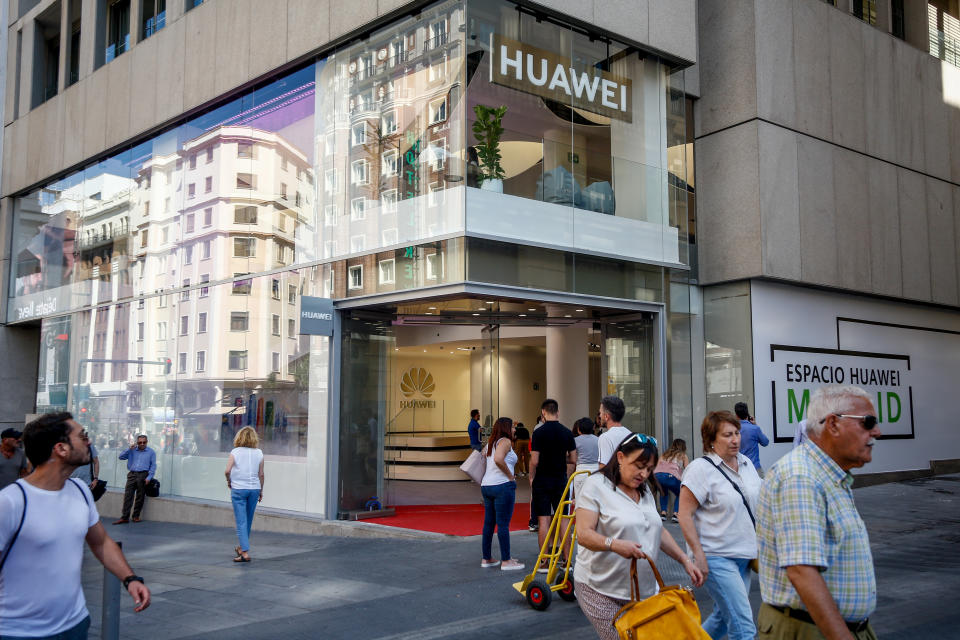 Una tienda de Huawei en Madrid, España. En Estados Unidos la empresa china tiene escasa presencia entre los consumidores, pero a escala internacional es una de las compañías más activas. (Ricardo Rubio/Europa Press via Getty Images)