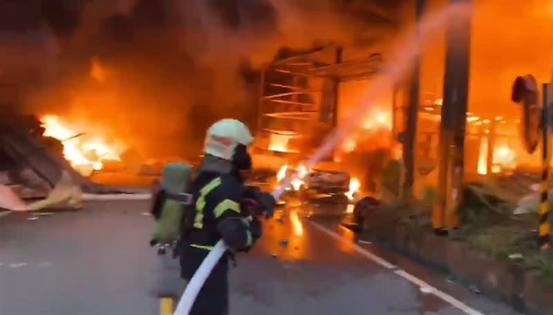 桃園龜山一間存有石化設備的工廠，今（26日）發生火警，已知有3人受傷送醫。（圖／翻攝畫面）