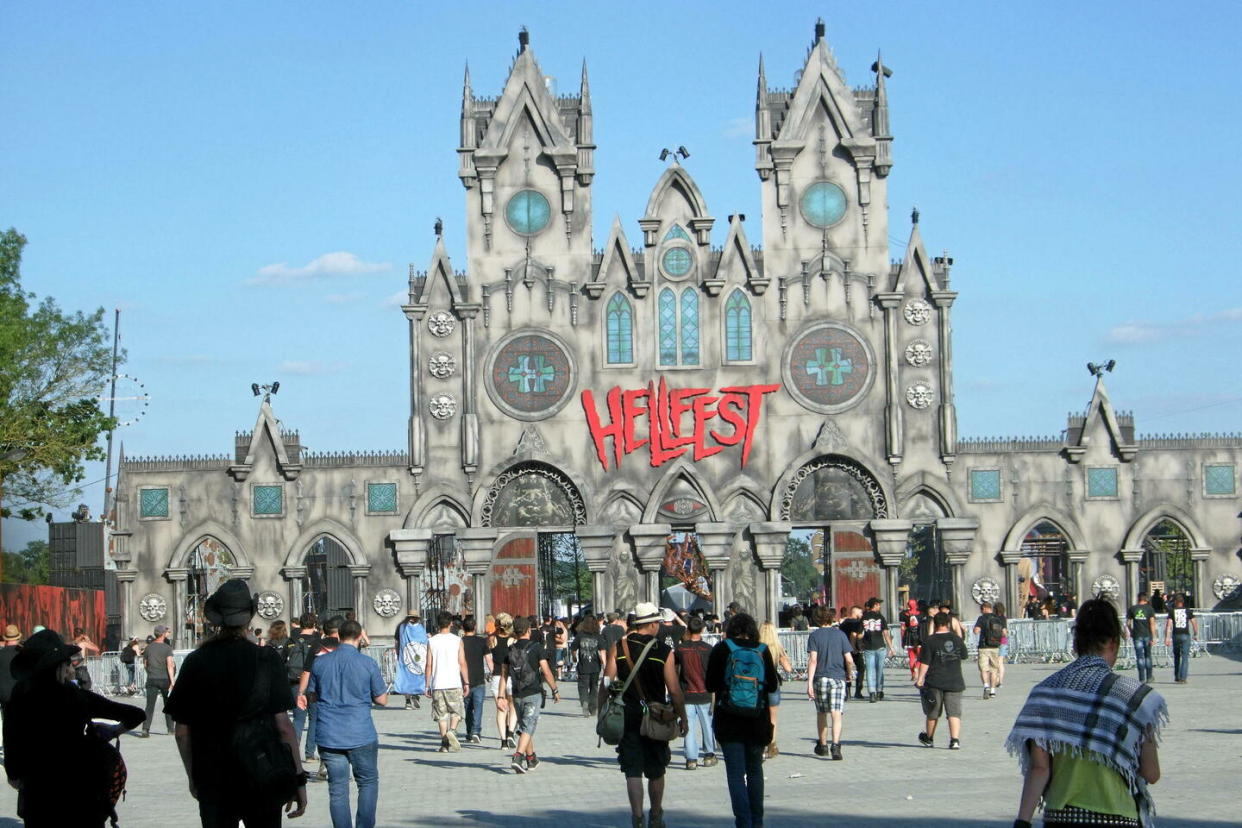 Chaque année, des dizaines de milliers de fans de musiques extrêmes franchissent la cathédrale qui marque l'entrée au Hellfest.   - Credit:C.G.