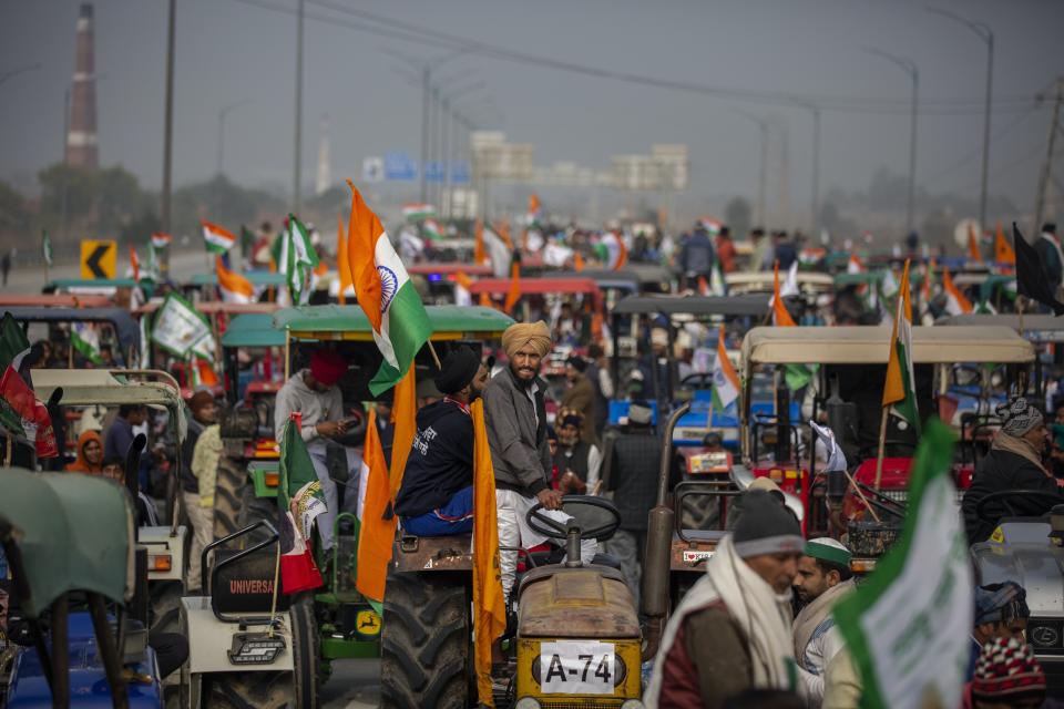 <span class="caption">Des agriculteurs manifestent contre les nouvelles lois agricoles à Ghaziabad, dans la banlieue de New Delhi, le 7 janvier.</span> <span class="attribution"><span class="source">AP Photo/Altaf Qadri, File</span></span>