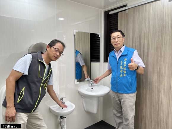 光復里長王俊智（圖左）與板橋區長陳奇正介紹親子景觀廁所。（圖：板橋區公所提供）