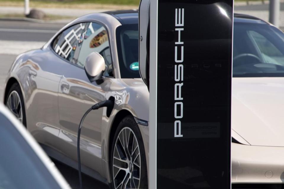 Porsche arbeitet an seinem Elektro-Portfolio und will bis Ende des Jahrzehnts wenigstens sieben Elektromodelle auf den Markt bringen.  - Copyright: Liesa Johannssen-Koppitz/Bloomberg via Getty Images