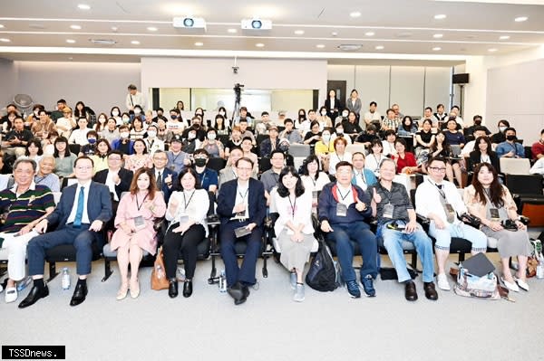 高峰會開幕式嘉賓與韓國老師、台灣影視前輩合影。（記者王志誠攝）