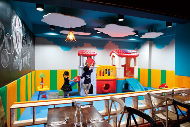 地下樓層擁有更大用餐空間，除了一般座位之外，還設立了兒童遊戲區。