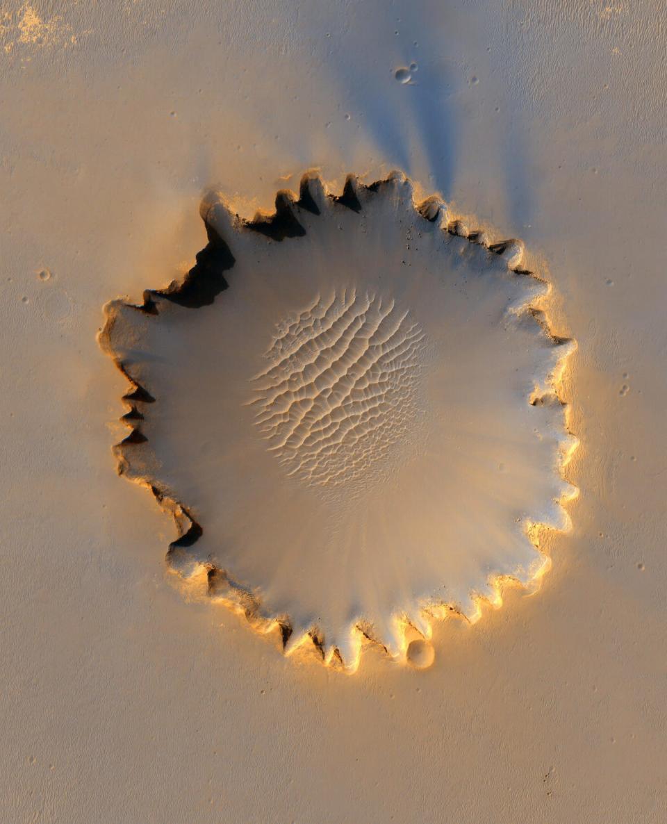Mars' Victoria Crater at Meridiani Planum is seen in this image taken by NASA's High Resolution Imaging Science Experiment (HiRISE) camera in this picture released October 6, 2006. NASA officials gave conflicting views during a meeting of space scientists on December 13, 2006, on whether the construction of a moon base will mark a great leap in planning for a manned mission to Mars or prove a wasteful diversion of funds. FOR EDITORIAL USE ONLY REUTERS/NASA/JPL/Caltech/Handout (UNITED STATES)