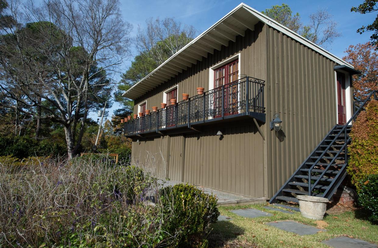 Kennington's Mansion, located in the historic Belhaven neighborhood of Jackson, has a mid-century guest house with three bedrooms and one bathroom.