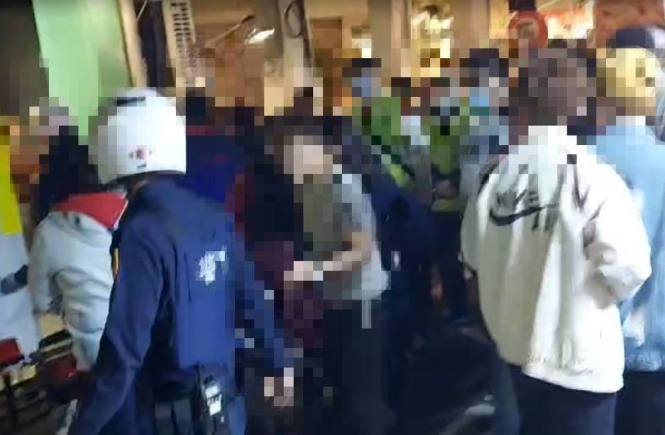 高雄新樂街市集群聚鬥毆，警方將相關人等共4人帶回派出所。（圖／東森新聞）