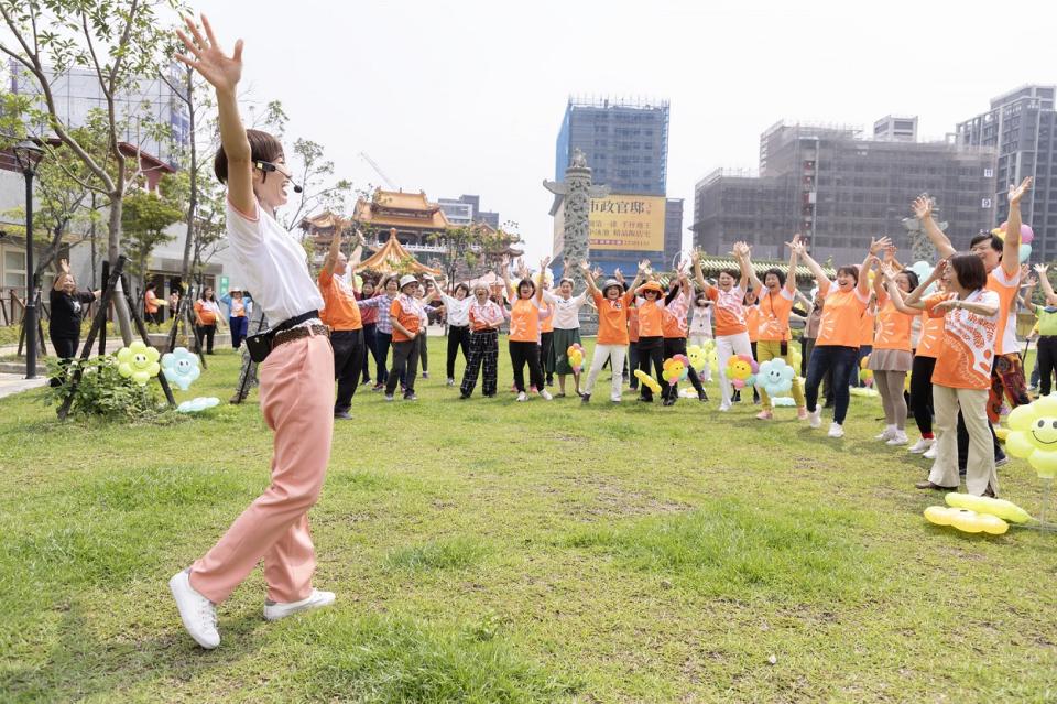 王淑芳表示「對自己笑是智慧，對別人笑是慈悲！」，欣見許多長輩從被照顧者成為照顧者。