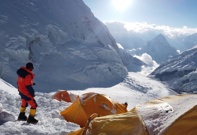 Dead Bodies Litter Mount Everest Because Its So Dangerous And Expensive To Get Them Down — And 