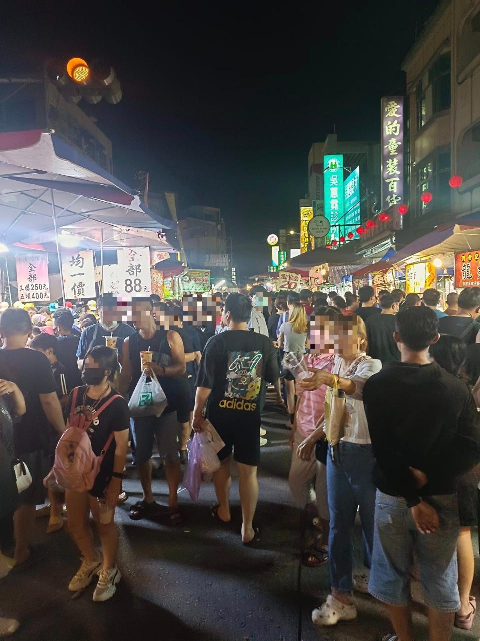 只有3天的文化祭夜市擠得水洩不通。（圖／翻攝自路上觀察學院臉書）