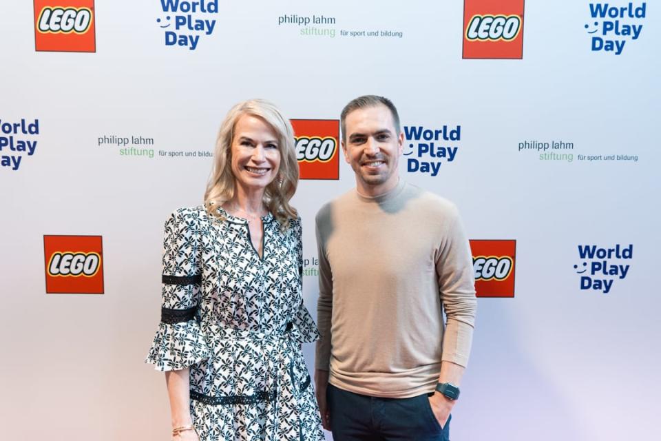 Ex-Fußballer Philipp Lahm kooperiert jetzt mit dem Spielzeughersteller Lego. Das gab er auf einem Pressetermin mit Julia Goldhammer, CEO von Lego in Deutschland, Österreich und der Schweiz, bekannt. - Copyright: Lego GmbH