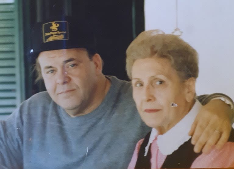 Javier Portales y su madre: su 