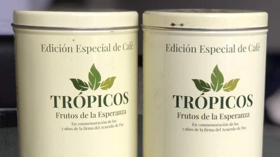 Dos latas de café Tropicos