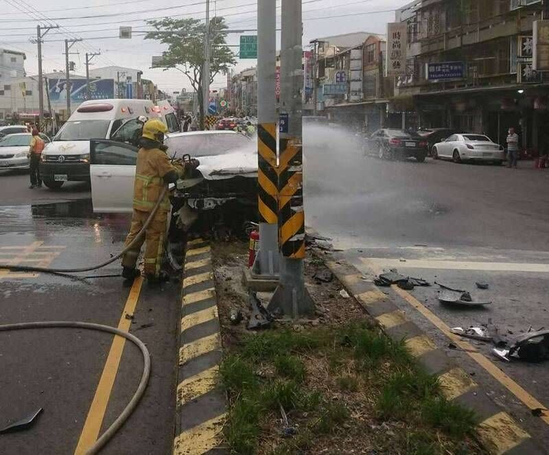 ▲彰化市今（1）日下午4點50分左右發生一起自小客車火燒車事故，駕駛當時在車上與女友吵架，疑似因此分心衝撞路中分隔島，引發火燒車，幸好兩人僅受輕傷。（圖／翻攝畫面）