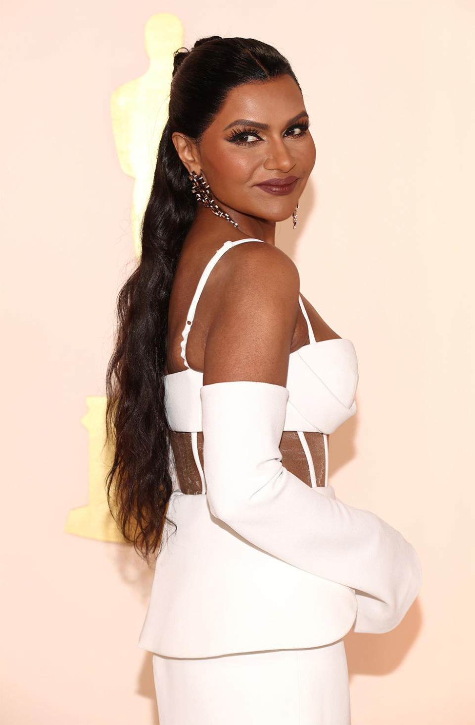 Mindy Kaling Takes A Self Proclaimed ‘fashion Risk In A White Vera Wang Gown At Oscars 2023 Photos 8474