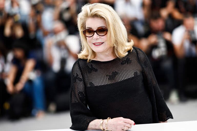 Catherine Deneuve durante la sesión de fotos dedicada al film Marcello Mio, un homenaje a Marcello Mastroianni en el que  en el que la legendaria actriz francesa se interpreta a sí misma y comparte la pantalla con Chiara, la hija de ambos